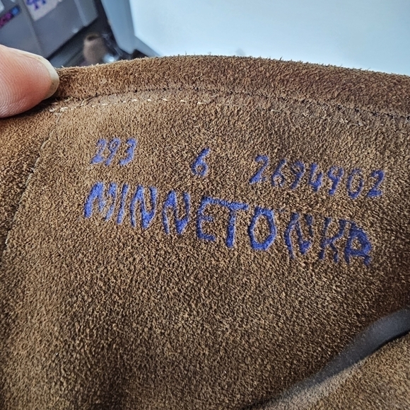 Minnetonka Size 6 leather shoes with tussle and stud accent Cabin Indoor‎ shoes - Picture 3 of 8